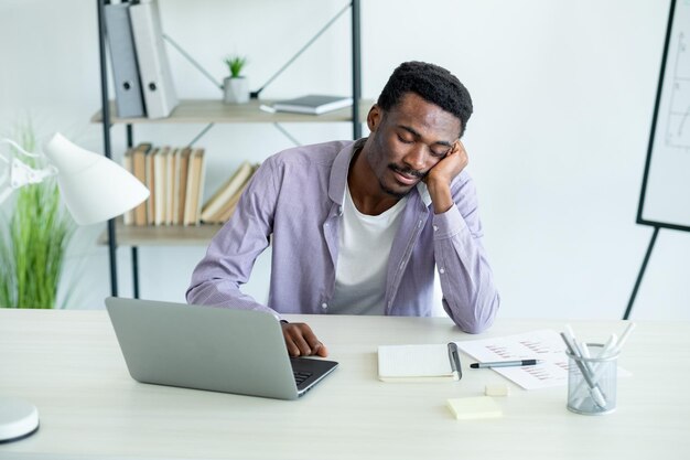 Educación a distancia hombre cansado lección en línea