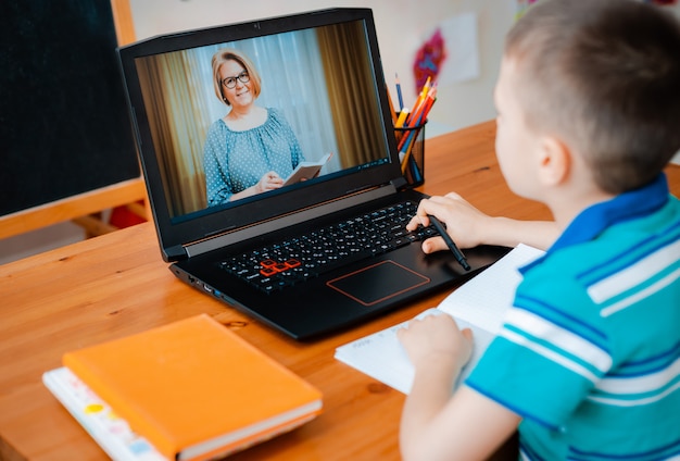 Educación a distancia en línea.