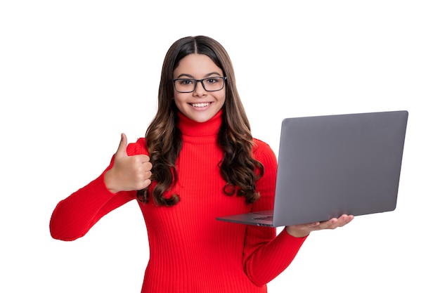 Foto educación a distancia con tecnología de computadora portátil estudy educación para adolescentes programa de escuela en línea de vuelta a la escuela adolescente tiene cursos en línea niña estudiando a través de estudio en línea pulgar hacia arriba