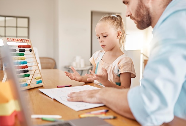 Educación educación en el hogar y aprendizaje de un padre y un hijo enseñando matemáticas con ábaco en casa Hija contando con los dedos con papá ayudando con la tarea en matemáticas o actividad de resolución de problemas