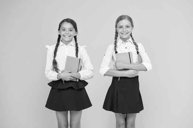 Foto la educación es un proceso paso a paso para obtener conocimiento compañeros de clase divirtiéndose en la escuela infancia feliz concepto de educación escolar amigos alumnos adorables colegialas uniforme escolar de estilo formal