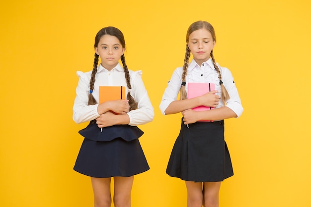 La educación es un proceso paso a paso para obtener conocimiento Infancia feliz Concepto de educación escolar Amigos alumnos adorables Colegialas uniforme escolar de estilo formal Compañeros de clase divirtiéndose en la escuela