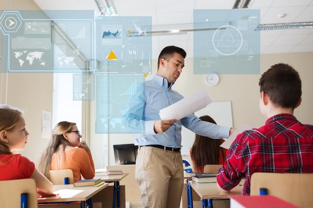 educación, escuela, aprendizaje, estadística y concepto de personas: grupo de estudiantes y profesores con resultados de pruebas en el aula a través de pantallas virtuales con gráficos