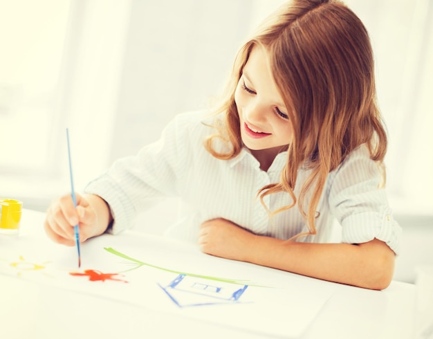 educación, escuela, arte y concepto de pintura - cuadro de pintura de niña estudiante