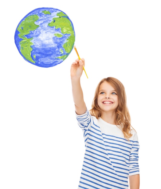 educación, escuela y concepto de pantalla imaginaria - linda niñita dibujando con pincel planeta tierra