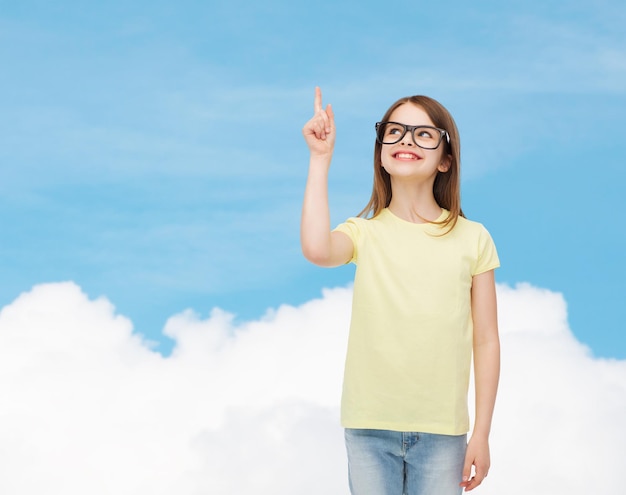 educación, escuela y concepto de visión - niñita linda y sonriente con anteojos negros