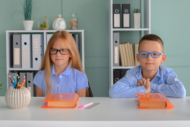 La educación de la escuela primaria de aprendizaje y concepto de personas grupo de escolares con bolígrafos yp