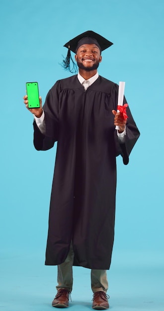 Foto educación graduación y pantalla verde en un teléfono con un estudiante hombre negro en el estudio en una espalda azul