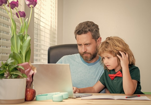 La educación en el hogar y el aprendizaje electrónico regresan a la escuela, el padre y el niño usan la computadora en casa