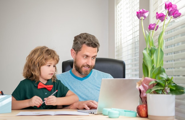 Educación en el hogar y aprendizaje electrónico de regreso a la escuela asombrado padre e hijo usan la computadora en casa