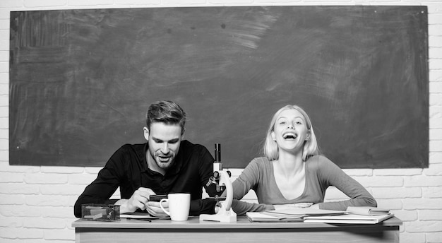 Educación en el hogar Escuela moderna Día del conocimiento Pareja de hombre y mujer en el aula Regreso a la escuela Vida estudiantil Lección y pizarra Día del maestro Pareja feliz Falló de nuevo