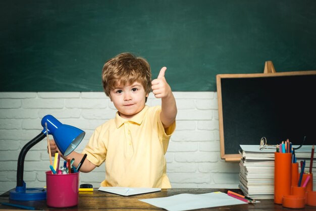 Educación en el hogar o en la escuela Niño de retrato de la escuela primaria