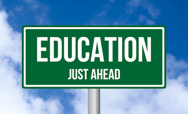Educación justo por delante señal de tráfico en el fondo del cielo