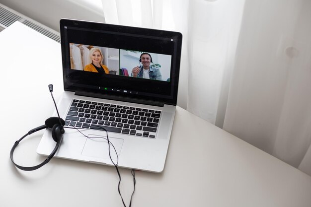 Educación en línea de los niños. lección en línea usando un portátil video chat conferencia de llamada con un maestro en casa.