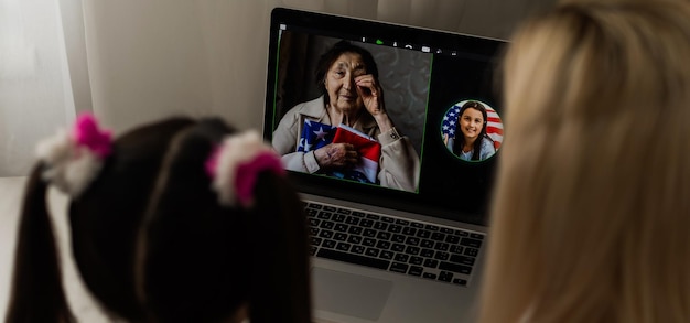 Educación en línea de niños. Madre e hija de preescolar viendo un chat de videollamadas en casa.