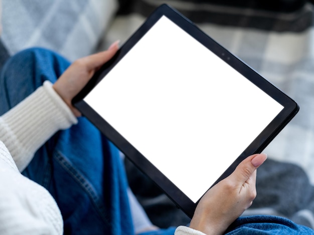 Educación en línea tecnología digital maqueta móvil mujer irreconocible sosteniendo tableta con
