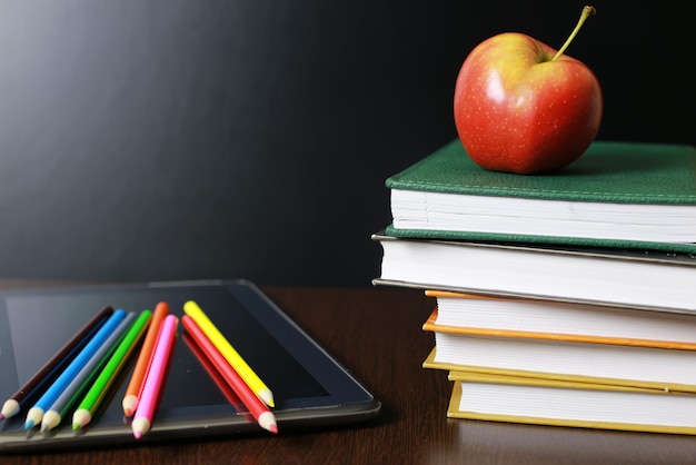 Educación una manzana y libros