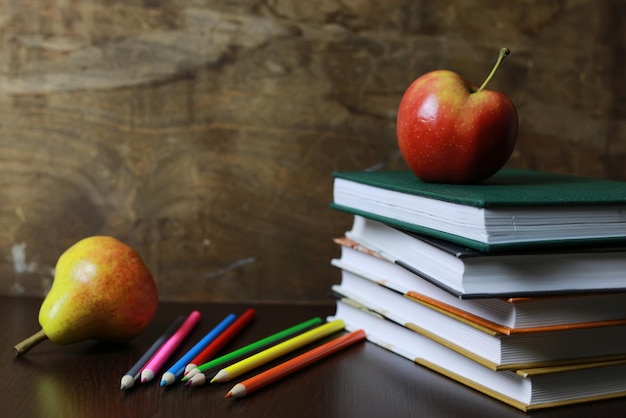 Educación una manzana y libros