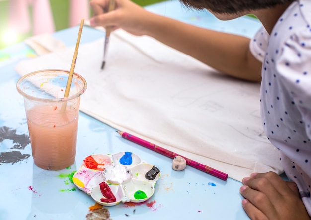 Foto educación, mezclando acuarelas en una clase de pintura