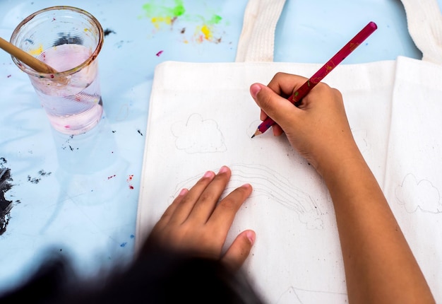 Educación, mezclando acuarelas en una clase de pintura