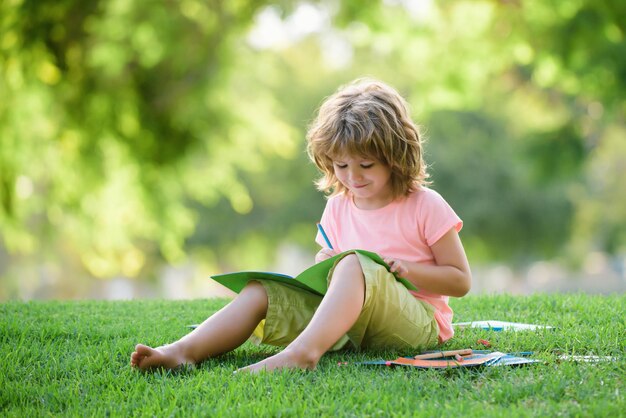 Educación de los niños aprendizaje de la escuela primaria y concepto de los niños escuela sueño soñador niño de la escuela