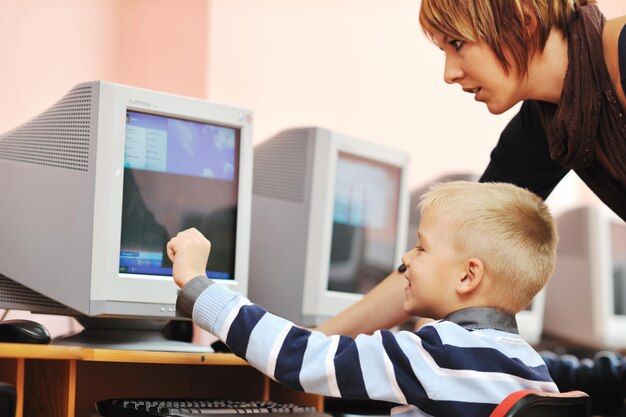 Foto educación con los niños en la escuela