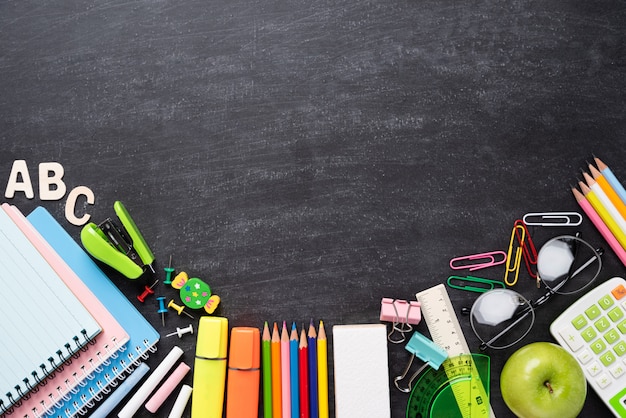 Foto educación o regreso a la escuela en pizarra