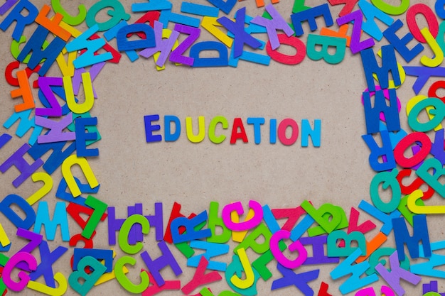 Foto educación de la palabra formada por coloridos alfabetos
