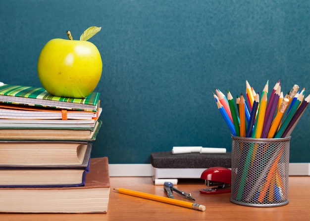Educación pizarra escuela apple libro aula escritorio