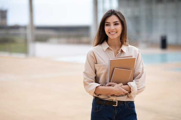 Educación y preparación para el proyecto de examen alegre joven estudiante o maestra asiática