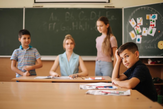 Foto educación primaria aprendizaje y concepto de personas grupo de escolares con bolígrafos y cuadernos