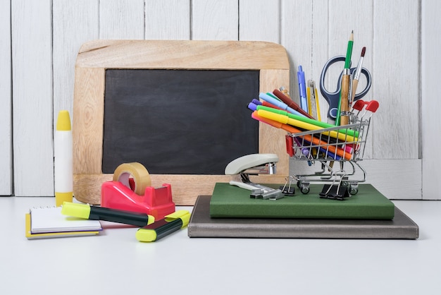 Educación, regreso a la escuela, compras con carrito de compras