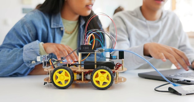 Educación en robótica y manos de niños en la escuela aprendiendo sobre codificación de robots o juguetes de automóviles en clase Niños en el aula para tecnología electrónica o ciencia para el desarrollo, la innovación y el trabajo en equipo
