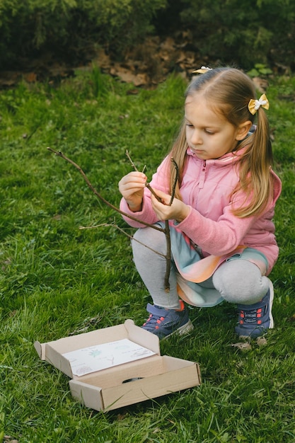 Foto educación sobre la naturaleza actividad divertida para niños al aire libre