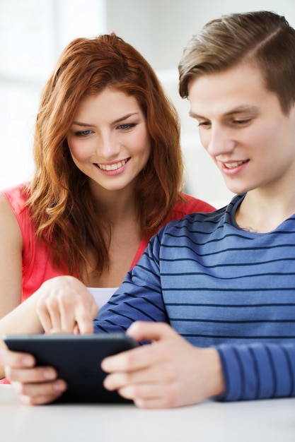 educación, tecnología y concepto de internet - estudiantes sonrientes con tabletas en la escuela