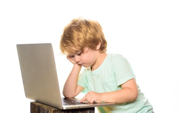 Educación de ti de la escuela primaria lindo niño niño estudiando o jugando con niños portátiles