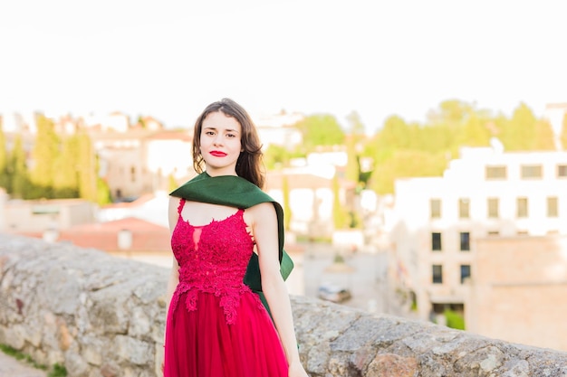 Educación universitaria graduada estudiante feliz mujer hispana en salamanca españa al aire libre sonriendo