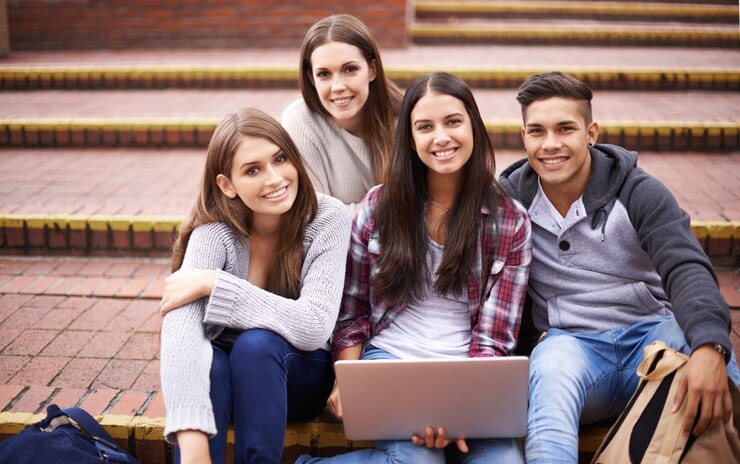 Foto educación universitaria y retrato de estudiantes con computadora portátil para el estudio de proyectos grupales y aprendizaje en línea amigos de la diversidad y hombres y mujeres en la computadora para la investigación escolar y universitaria del conocimiento