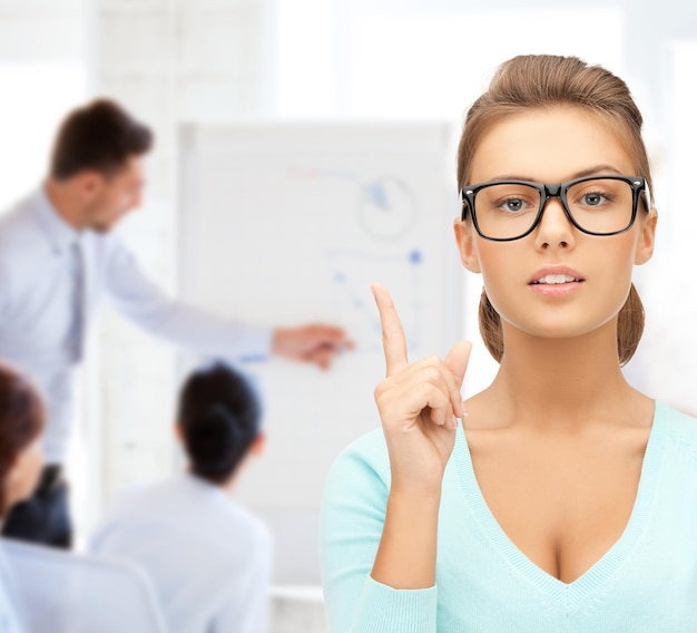 educación, visión, concepto de óptica - estudiante atractivo o profesor con gafas en la universidad