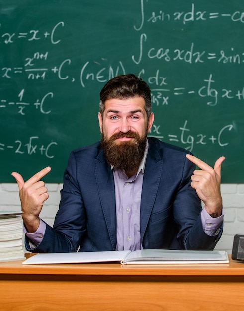 Educador egoísta narcisista Maestro superior en el aula Director de escuela arrogante mirando a la cámara Maestro seguro de sí mismo presentándose Lo sé todo Maestro hombre apuntándose a sí mismo