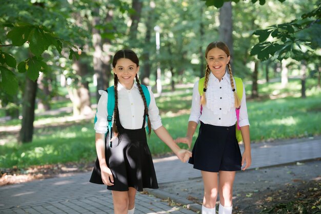 Educando pequeñas mentes Niños felices de regreso a la escuela Uniforme escolar Moda formal Educación y escolarización Día del conocimiento Puesta en marcha 1 de septiembre Nutriendo futuros