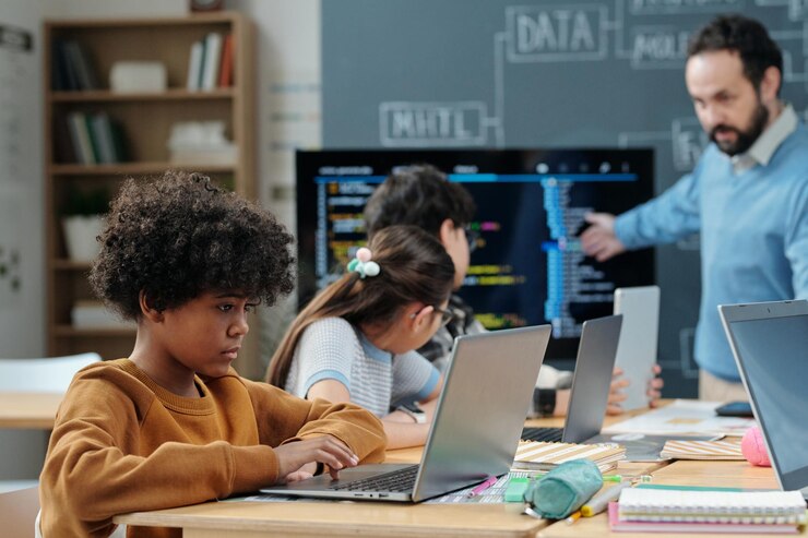Foto educar a los estudiantes en aulas modernas con computadoras portátiles