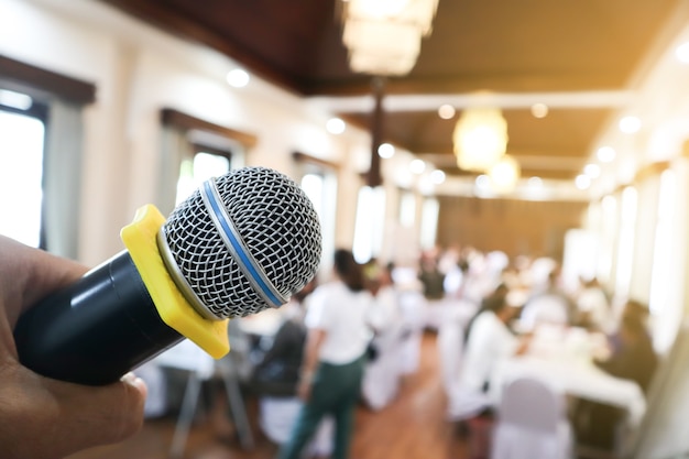 Foto educar o aluno áudio, som de fala na sala de seminário, borrão da sala de reunião com microfone