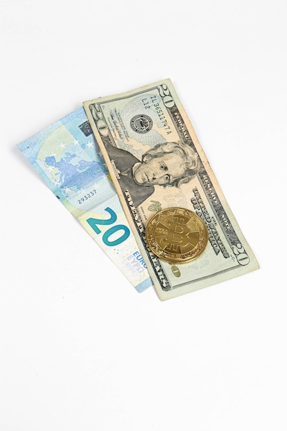 Efectivo y moneda de varios euros, diferentes tipos de billetes de nueva generación, bitcoin, lira turca