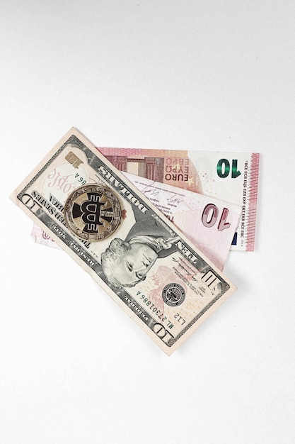 Efectivo y moneda de varios euros, diferentes tipos de billetes de nueva generación, bitcoin, lira turca