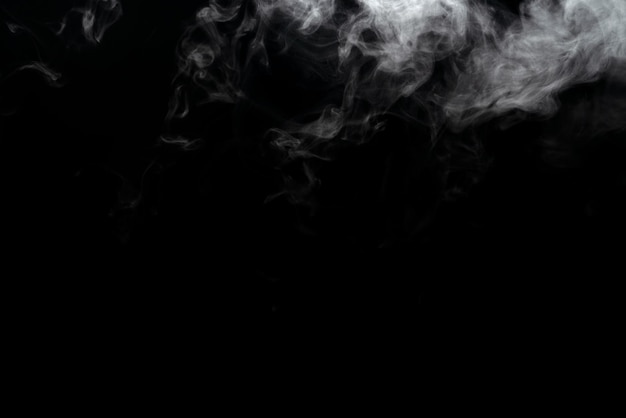 Foto efecto abstracto de polvo o humo aislado sobre un fondo negro