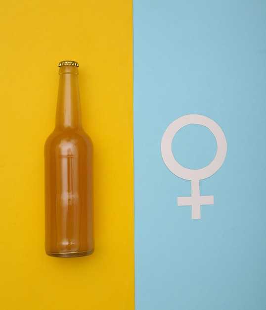 El efecto de la cerveza sobre la testosterona, el estrógeno. Botella de cerveza y símbolo femenino de Venus sobre fondo azul-amarillo.