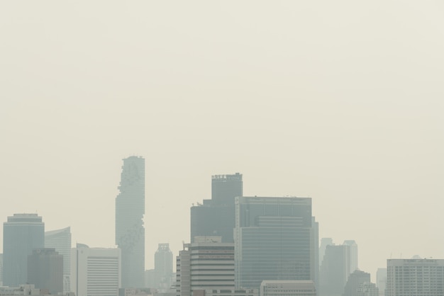 Efecto de la contaminación del aire hecho paisaje urbano de baja visibilidad con neblina y niebla del polvo en Bangkok, Tailandia.