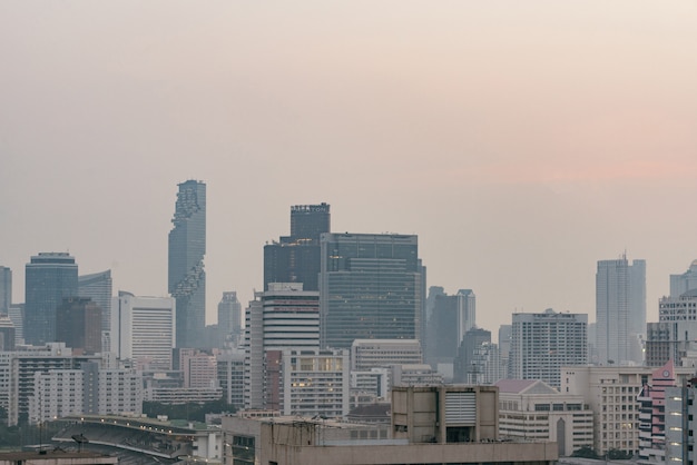Efecto de la contaminación del aire hecho paisaje urbano de baja visibilidad con neblina y niebla del polvo.
