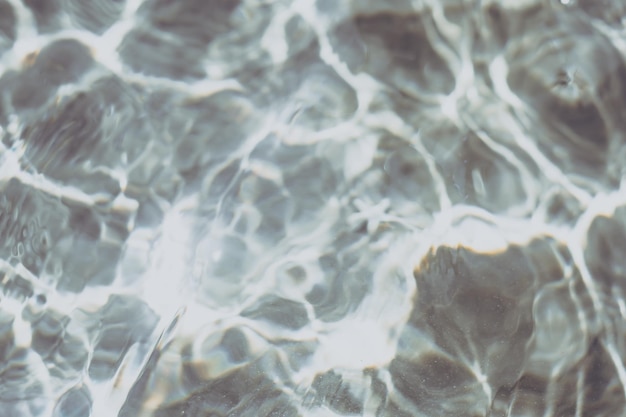 Efecto de desenfoque enfoque suave naturaleza real mar ondulado superficie del agua del océano Fondo abstracto diseño de papel tapiz Olas submarinas en rayos de sol día agua en todas partes Colección de fotos tonificadas GRIS CLARO